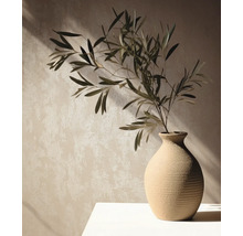 Dekorative Vase mit Olivenzweigen auf einem Tisch