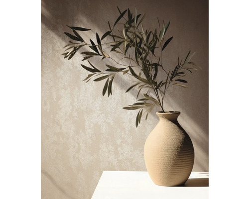 Dekorative Vase mit Olivenzweigen auf einem Tisch