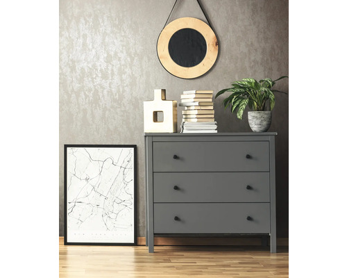 Szene mit grauer Kommode, rundem Spiegel, Pflanze, Büchern und einem gerahmten Bild