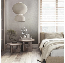 Schlafzimmer im japanischen Stil mit Bett, Nachttischen, Bonsai und Papierlampen