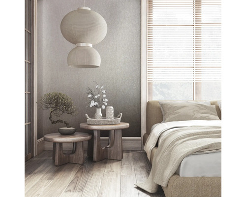 Schlafzimmer im japanischen Stil mit Bett, Nachttischen, Bonsai und Papierlampen