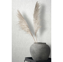 Dekorative Gräser in einer Steinvase auf einem Tisch