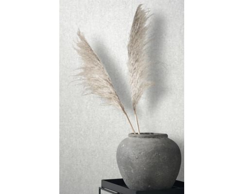 Dekorative Gräser in einer Steinvase auf einem Tisch