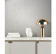 Dekorative Anordnung mit Lampe, Vasen und Büchern auf einem Sideboard