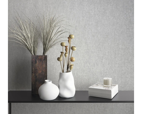 Dekorative Vasen und Pflanzen auf einem Tisch