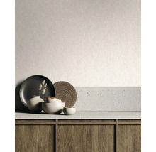 Szene mit Geschirr, Tischset und Holzschrank