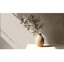 Dekorative Äste in einer Keramikvase auf einem Tisch