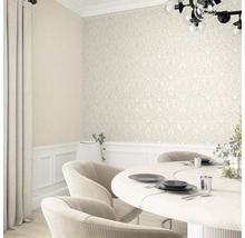 Innenraum mit gemusterter Tapete, Esstisch und Stühlen