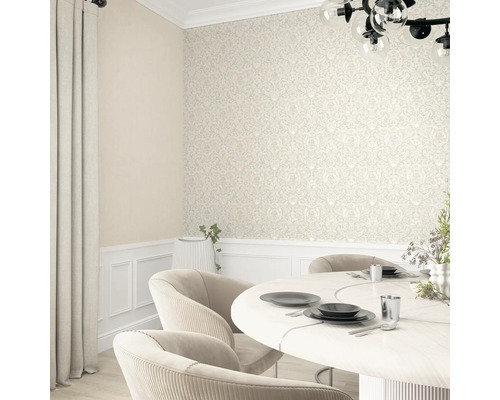 Innenraum mit gemusterter Tapete, Esstisch und Stühlen