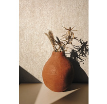 Dekorative Vase mit Trockenblumen auf Tisch