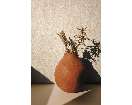 Dekorative Vase mit Trockenblumen auf Tisch