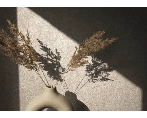 Dekorative Gräser in einer Vase vor einer Wand