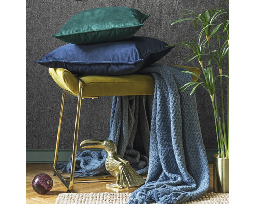 Szene mit Hockern, Kissen, Decke, Dekoration und Zimmerpflanze