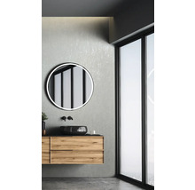 Badezimmer mit Waschtischunterschrank, rundem Spiegel und Fenster