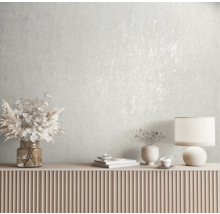 Helles Zimmer mit gemusterter Tapete, Kommode, Lampe und Dekorationen