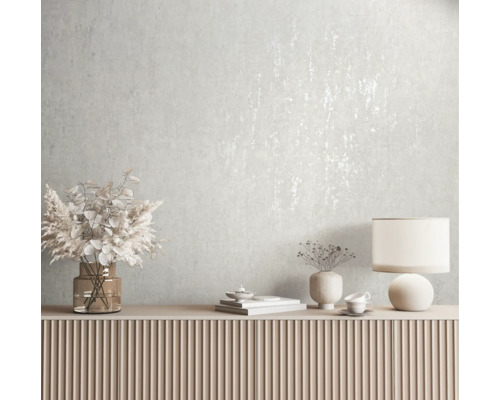 Helles Zimmer mit gemusterter Tapete, Kommode, Lampe und Dekorationen