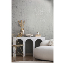 Innenraum mit strukturierter Tapete, dekorativen Elementen und Sitzmöbeln