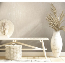 Dekorative Inneneinrichtung mit Bank, Vase, Korb und Ornament