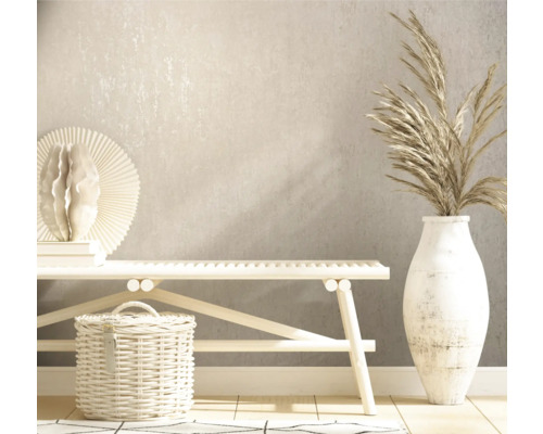 Dekorative Inneneinrichtung mit Bank, Vase, Korb und Ornament