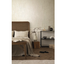 Schlafzimmer mit Bett, Regal und Dekorationsgegenständen