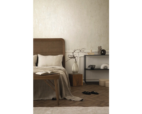 Schlafzimmer mit Bett, Regal und Dekorationsgegenständen