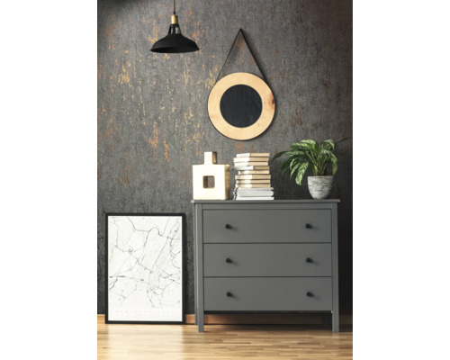 Szene mit grauer Kommode, runden Spiegel, Hängeleuchte und Dekoration auf Holzboden vor einer grauen Wand