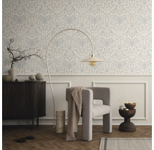 Wohnzimmer mit gemusterter Tapete, Sessel und Stehlampe