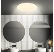 Badezimmer mit runden Spiegeln, Waschbecken und runder Deckenleuchte