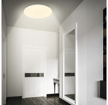 Plafonnier dans un couloir lumineux