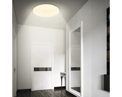 Plafonnier dans un couloir lumineux