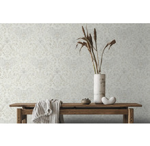 Dekorative Tapete mit floralem Muster an einer Wand