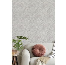 Mur avec papier peint à fleurs derrière un canapé