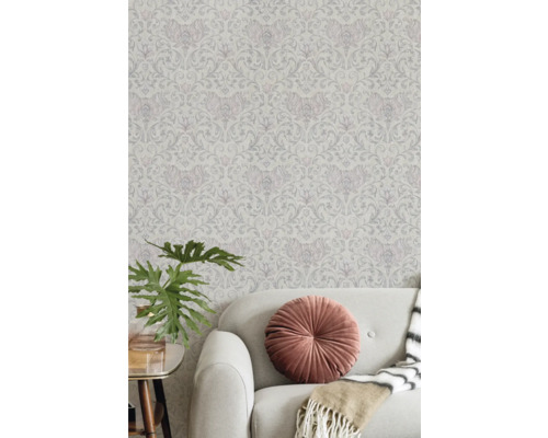 Mur avec papier peint à fleurs derrière un canapé