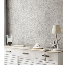 Pièce décorative avec papier peint à motifs floraux et commode