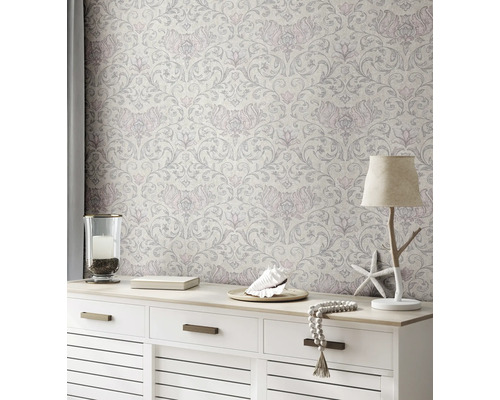 Pièce décorative avec papier peint à motifs floraux et commode