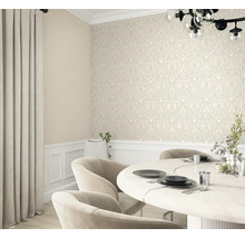 Salle à manger avec papier peint à motifs, rideaux et table ronde