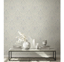 Intérieur avec papier peint à motifs, table, vases et décoration