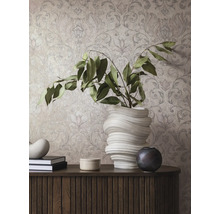 Intérieur décoratif avec papier peint à motifs, commode, livres et vases