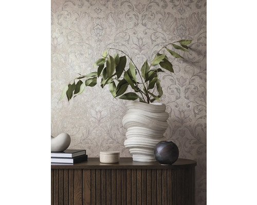 Intérieur décoratif avec papier peint à motifs, commode, livres et vases