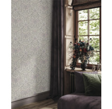 Gros plan d''une pièce avec du papier peint à motifs floraux et une fenêtre