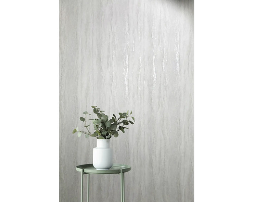 Mur décoratif avec papier peint imitation marbre, table et vase avec des plantes