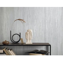 Décoration d''intérieur avec papier peint à motifs et décorations sur une étagère