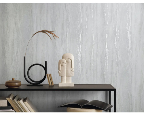 Décoration d''intérieur avec papier peint à motifs et décorations sur une étagère