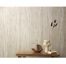 Nahaufnahme einer dekorierten Wand mit beiger Vliestapete in Travertinoptik