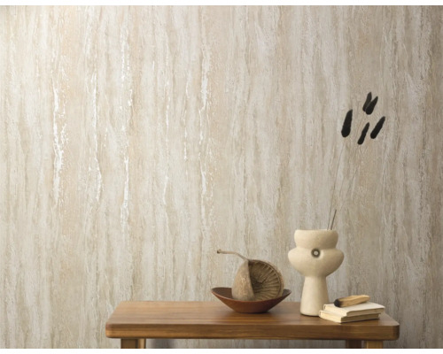 Nahaufnahme einer dekorierten Wand mit beiger Vliestapete in Travertinoptik