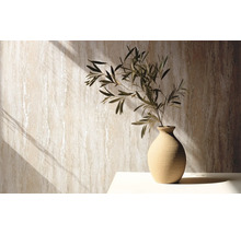 Dekorative Wand mit vertikal strukturierten Tapeten und Vase mit Pflanzen