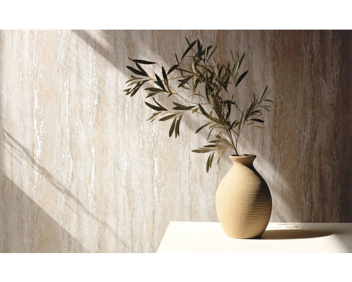 Dekorative Wand mit vertikal strukturierten Tapeten und Vase mit Pflanzen