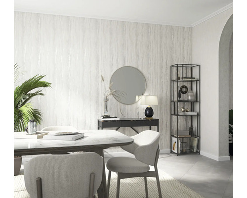 Helles Esszimmer mit Tisch, Stühlen, Spiegel und Regal vor einer gemusterten Tapete