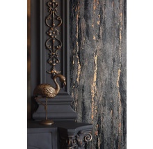 Detailaufnahme einer grauen Wand mit goldfarbenen Akzenten und dekorativen Elementen