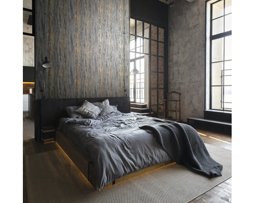 Chambre de style loft avec lit, papier peint textile et grandes fenêtres